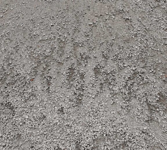 Mezcla de agregados naturales lista para diferentes aplicaciones constructivas, ideal para rellenos, nivelaciones y trabajos donde se requiere una base resistente y uniforme.