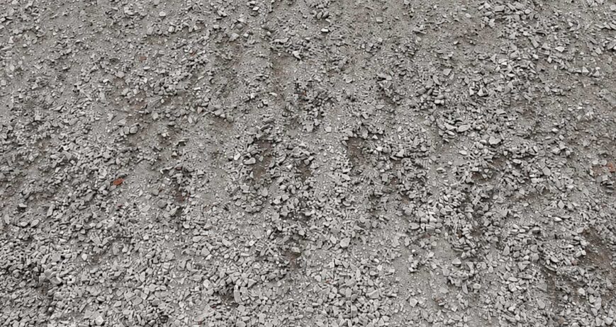 Mezcla de agregados naturales lista para diferentes aplicaciones constructivas, ideal para rellenos, nivelaciones y trabajos donde se requiere una base resistente y uniforme.