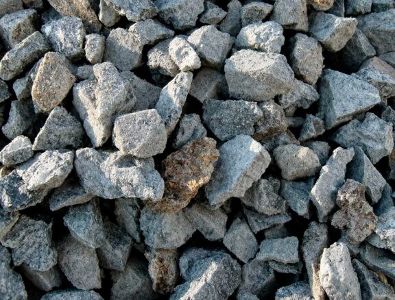 Material seleccionado para la conformación de bases y subbases, proporcionando estabilidad y una adecuada distribución de cargas en proyectos de infraestructura y construcción.