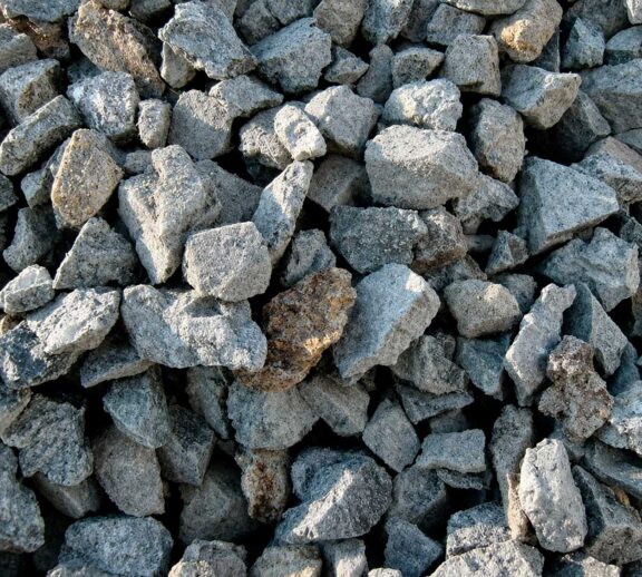 Material seleccionado para la conformación de bases y subbases, proporcionando estabilidad y una adecuada distribución de cargas en proyectos de infraestructura y construcción.