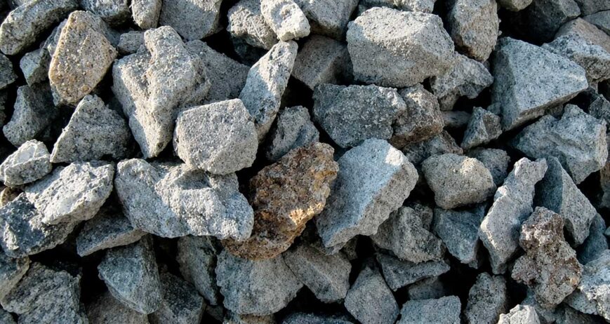 Material seleccionado para la conformación de bases y subbases, proporcionando estabilidad y una adecuada distribución de cargas en proyectos de infraestructura y construcción.